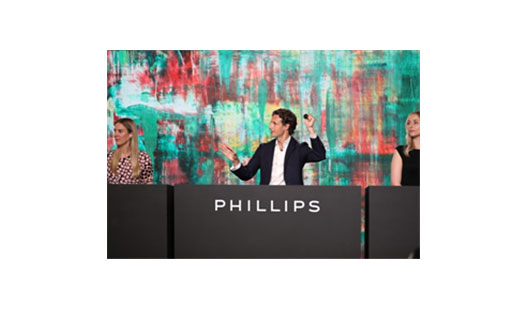 Auctioneer Henry Highley in the Phillips saleroom in London ©Phillips