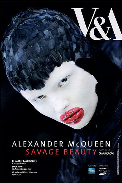 2015년 런던 빅토리아 앤 앨버트 뮤지엄에서 열린 알렉산더 맥퀸의 전시 포스터